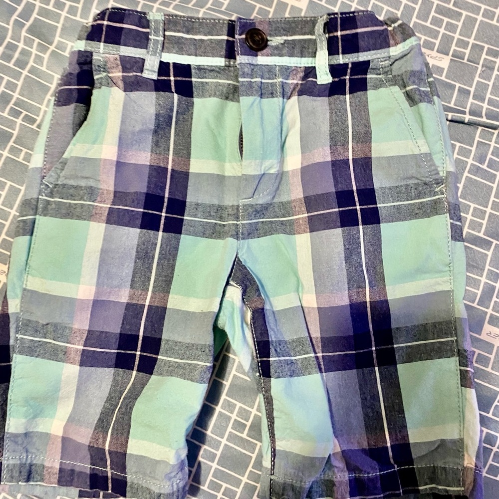 Children’s Place boy plaid shorts. Like new. Size 6